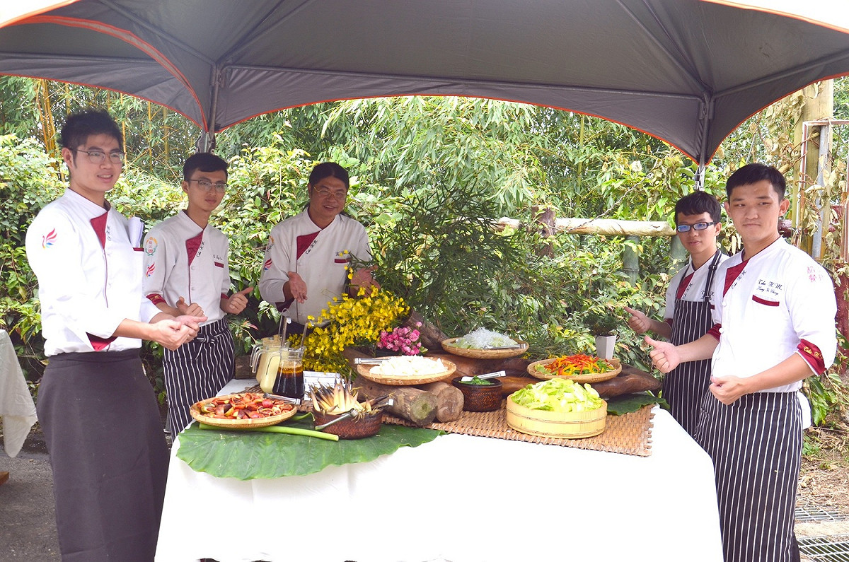 嘉義縣府以茶為元素和在地特產為食材的歐式料理茶園饗宴。 圖：嘉義縣政府／提供