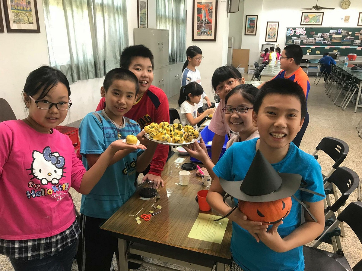 台中市推廣食農教育，東區力行國小結合萬聖節，舉辦DIY手作料理活動「南瓜烘趴」。 圖 : 台中市政府/提供