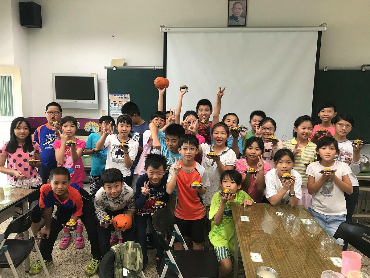 參與南瓜DIY的學童們開心合影。 圖 : 台中市政府/提供
