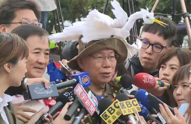 柯文哲今天盛裝參加「2017鬧熱關渡節」踩街活動，對29日重陽節老人濺血意外表示:是主辦單位的應變能力來不及所致。 圖 : 台北市府／提供
