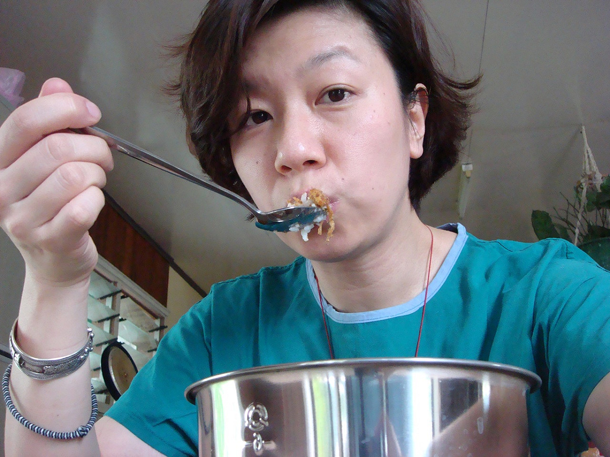 林靜儀當年自拍在吐瓦魯吃飯情形。 圖：林靜儀/提供