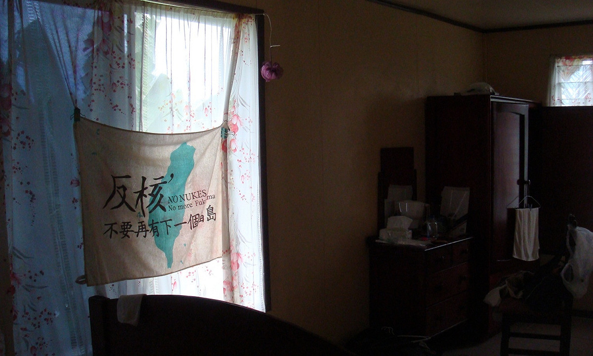 林靜儀當年在吐瓦魯義診時，還把台灣的反核旗帶去。 圖：林靜儀/提供