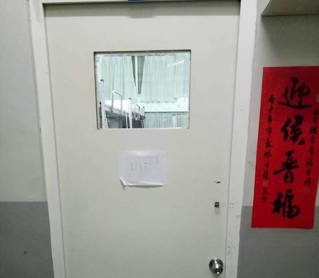 台中二中女生宿舍房門全裝設透明玻璃，女住宿生表示，只要門外有人經過，都可看見房內的人事物，幾乎一覽無遺。 圖：台中二中/提供