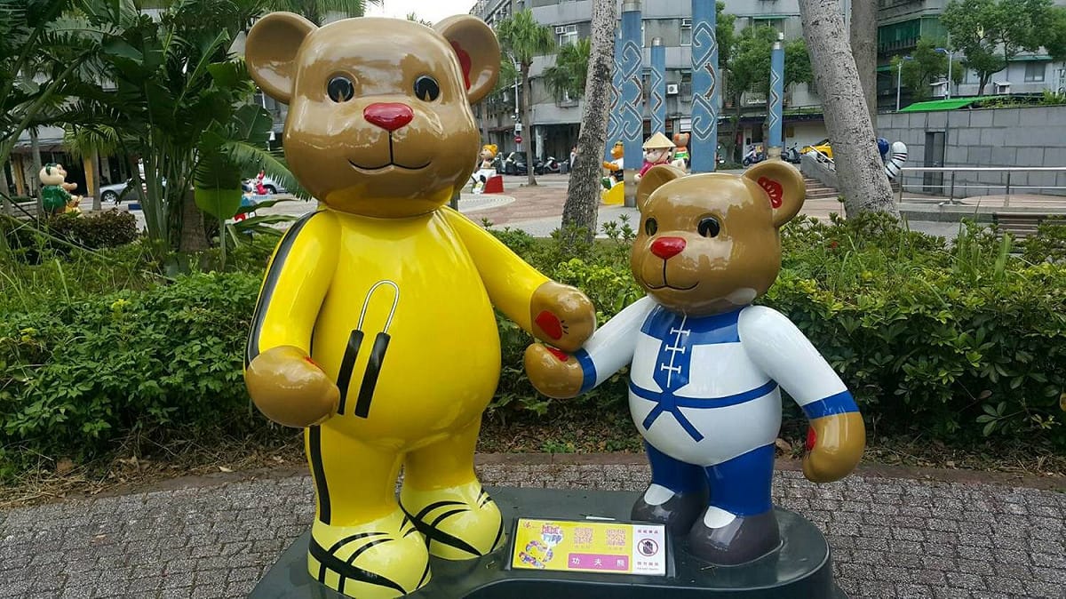 展區特別商借展出小猴子、羊咩咩造型裝置藝術以及4組170公分高的泰迪熊，讓活動充滿童趣，大朋友可以帶著小朋友一起來玩耍拍照打卡。 圖：桃園市政府/提供