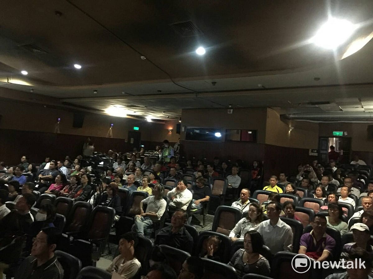 王定宇在全美戲院舉辦首波競選影片記者會， 透過CF感性地介紹他的成長歷程和從政理念，300多位鄉親坐滿放映廳。 圖：黃博郎/攝
