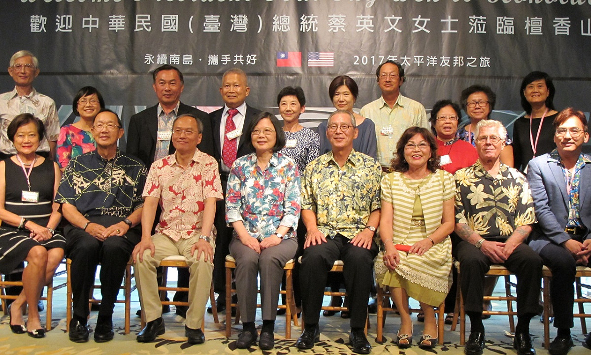 總統蔡英文28日過境夏威夷時與僑胞餐宴後一桌一桌合影。 圖：讀者提供