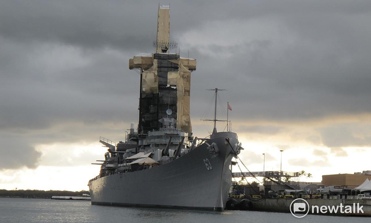 亞利桑那號戰艦紀念館旁，即是已經退役的密蘇里戰艦。 圖：林朝億/攝