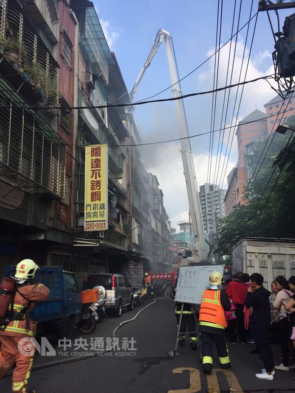 新北市蘆洲區信義路一棟公寓頂樓加蓋29日下午火警，消防人員獲報趕往搶救，在屋內發現一具疑似女性焦屍，死者身分及事發原因調查中。 圖 : 新北市消防局/提供