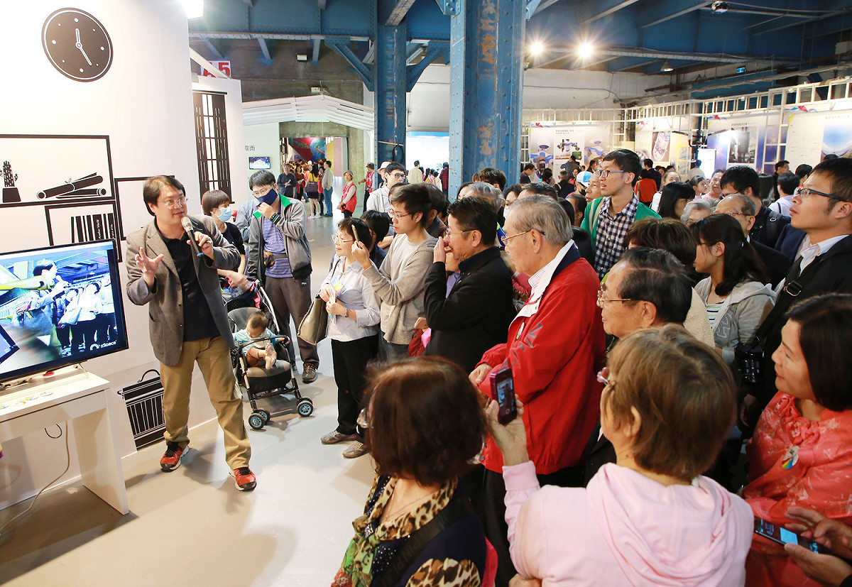 國策顧問參訪團今(29)日參觀基隆城市產業博覽會，市長林右昌親自擔任導覽，向大家解說基隆這兩年來的蛻變及規劃中各項舉凡重大市政、新興產業願景。 圖：基隆市政府/提供