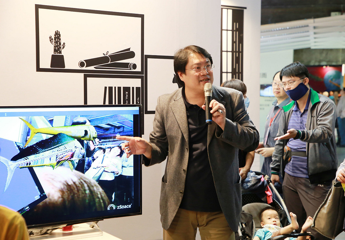 國策顧問參訪團今(29)日參觀基隆城市產業博覽會，市長林右昌親自擔任導覽，向大家解說基隆這兩年來的蛻變及規劃中各項舉凡重大市政、新興產業願景。 圖：基隆市政府/提供