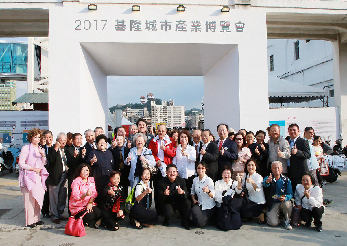 國策顧問參訪團今(29)日參觀基隆城市產業博覽會。 圖：基隆市政府/提供