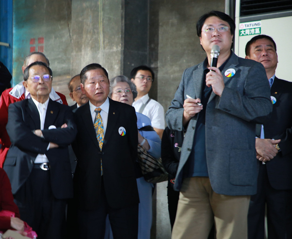 市長林右昌親自擔任導覽，向大家解說基隆這兩年來的蛻變及規劃中各項舉凡重大市政、新興產業願景。 圖：基隆市政府/提供