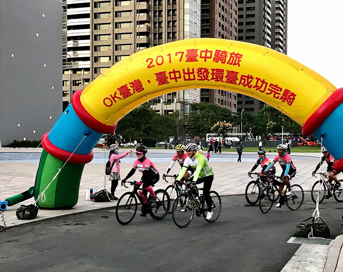 「0K台灣、台中出發」單車環島活動，以台中為0k起點，宣傳環島台中出發，透過活動將台中美景、豐富人文、友善自行車環境整合行銷，吸引國內外遊客前來台中「綠旅行」。 圖：台中市政府／提供
