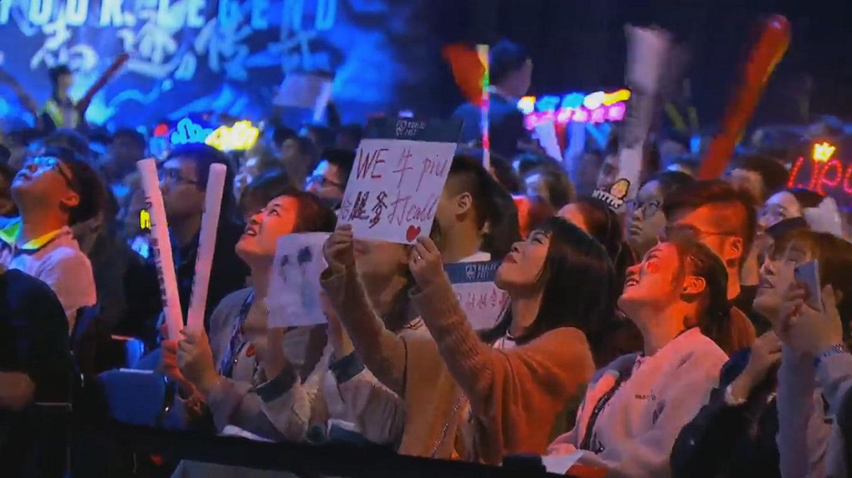 中國WE在四強賽中戰績落後，在中國現場的許多觀眾都大力替WE加油，可惜仍敗給SSG無緣決賽。 圖：翻攝自英雄聯盟 LPL賽事頻道 YouTube