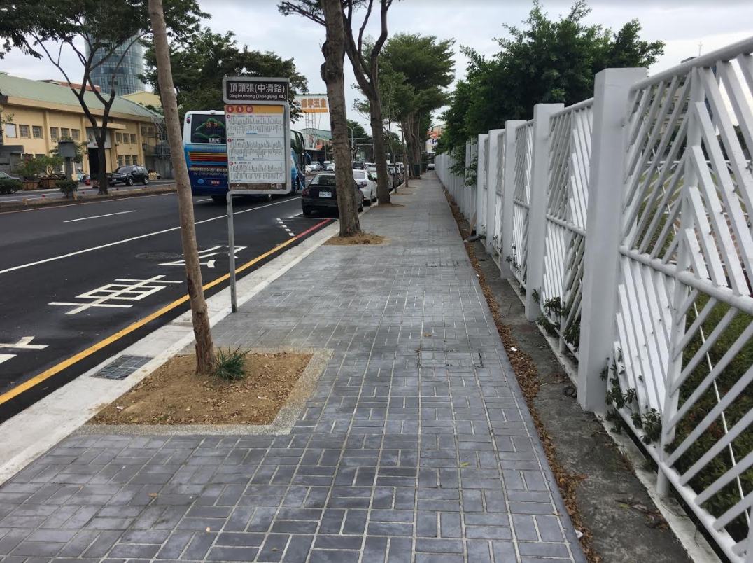 公路總局將持續於中央分隔島補植喬木，預計在12月初完成補植。 圖：台中市政府/提供