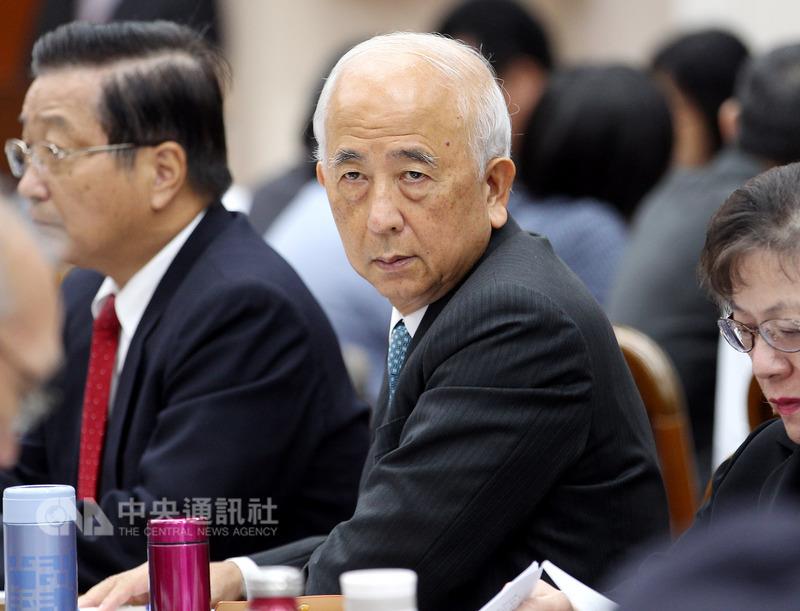 承攬獵雷艦國造案的慶富造船爆出詐貸案及財務危機，在行政院調查報告確認一銀有疏失並建議將董座解職後，財政部晚間火速撤銷蔡慶年（中）公股代表一職。 圖 : 中央社