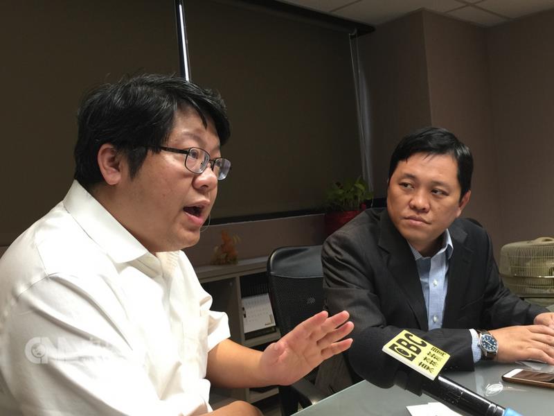 恒達法律事務所資深合夥律師賴中強（左）與當事人興望法律事務所律師葉光洲（右）30日共同召開記者會表示，開曼群島註冊公司Sea Limited未經主管機關許可，違法投資樂購蝦皮，已發函請經濟部依法裁罰並命撤資。 圖 : 中央社