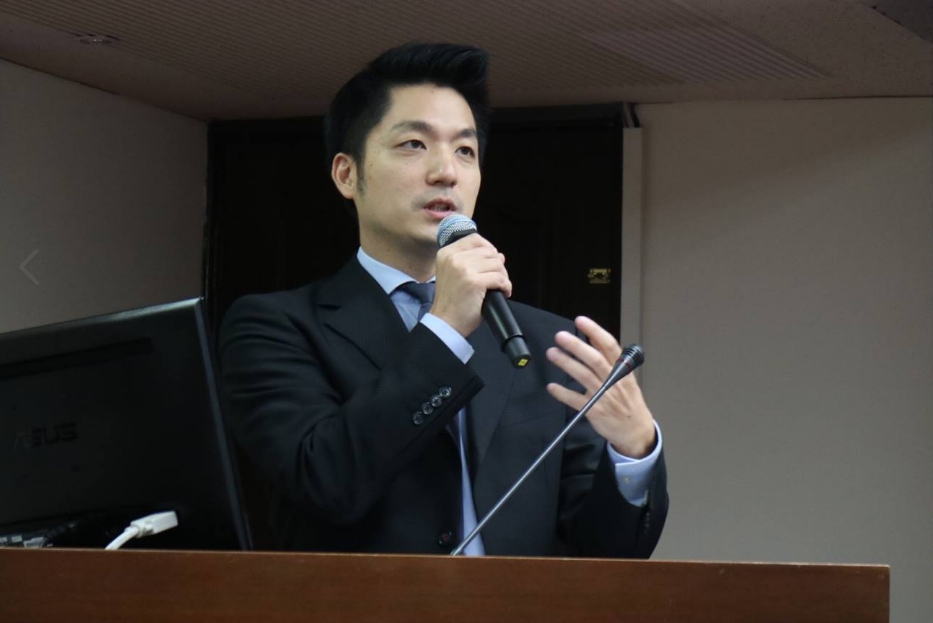 針對是否參選2018台北市長，國民黨立委蔣萬安今(30)接受媒體專訪表示，現在的確需要聽很多民眾的聲音，廣聽各方意見。 圖：翻攝蔣萬安臉書