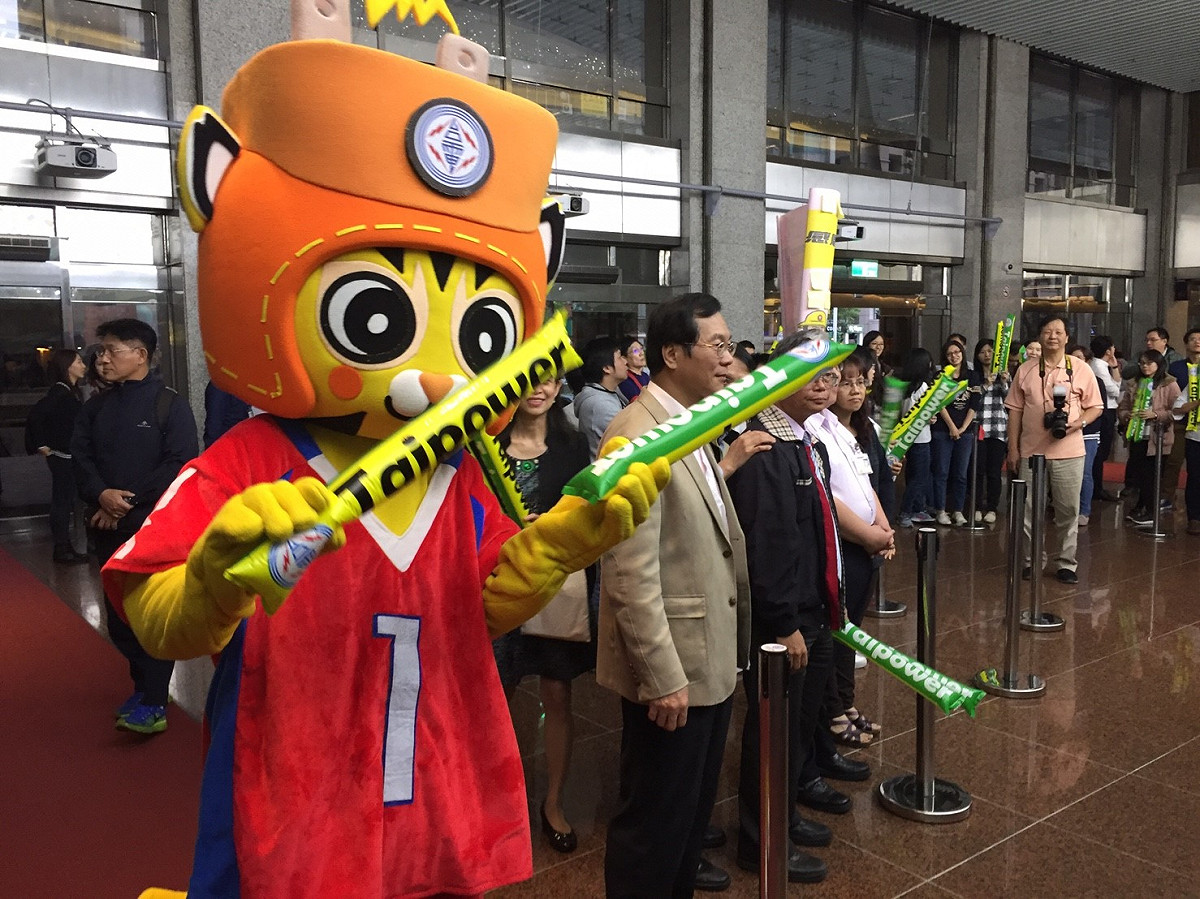 台電員工列隊歡送朱文成董事長卸任董座。 圖：丘秝榕/攝