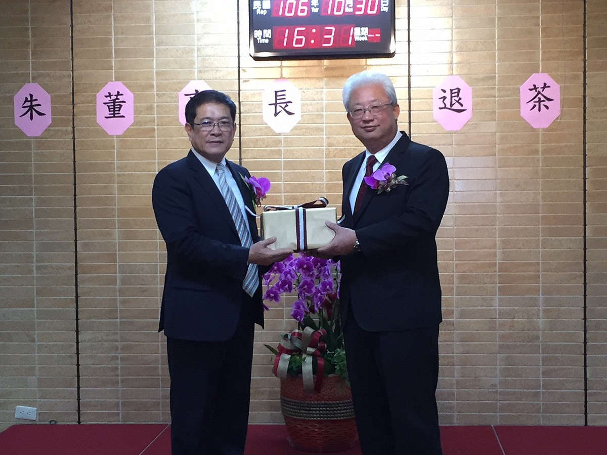 新任董座楊偉甫(左)與卸任董座朱文成(右)合影。 圖：丘秝榕/攝