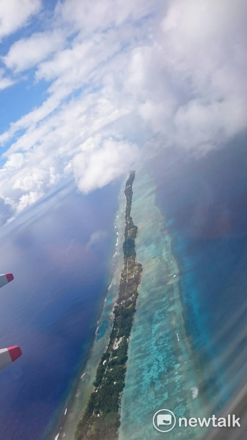 從總統專機往下看，馬紹爾群島的一景。 圖：林朝億/攝