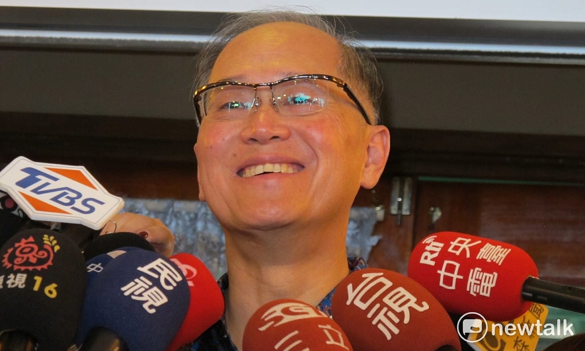 外交部長李大維31日在馬紹爾群島島嶼酒店就索羅門政情回應媒體詢問。 圖：林朝億/攝