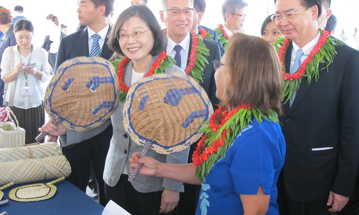 總統蔡英文與馬紹爾總統海妮31日參訪「一島嶼一特產」手工藝品展示會。 圖：林朝億/攝