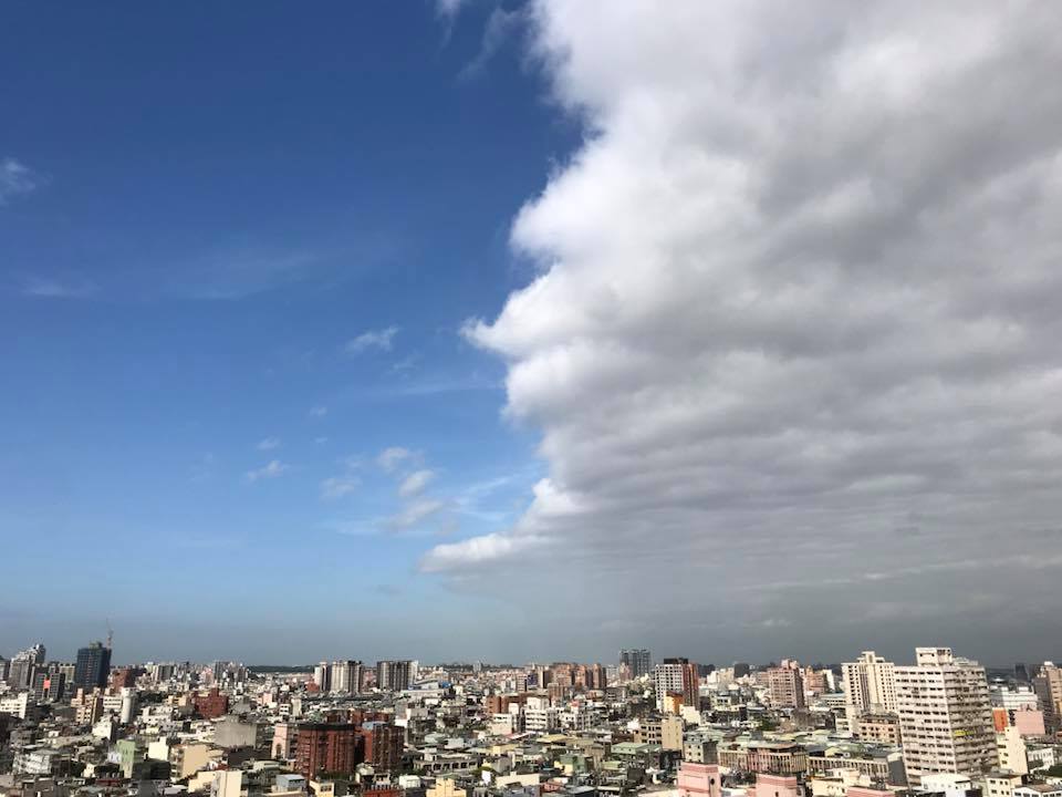 中央氣象局預報中心主任鄭明典在FB分享了一張桃園天空的照片，從照片中可發現兩邊的天空很不一樣，呈現的天氣型態也不同，一邊是晴天、一邊是陰天。 圖：翻攝自鄭明典FB 網友樂冠廷提供
