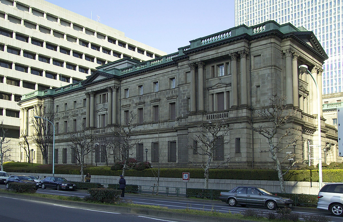 在安倍贏得國會大選之後，日銀31日召開決策會議，果如預期維持利率不變，繼續採寬鬆政策企圖達到2%通膨率的目標。（圖為日本銀行總行外觀） 圖：翻攝維基百科
