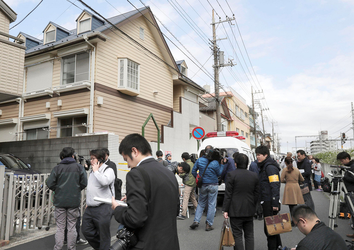 日本東京都八王子市一名23歲的女性於21日失蹤，警方循線調查後，昨（30）日下午4點在神奈川縣座間市的一處公寓發現9具屍體，大批媒體記者在現場採訪。 圖 : 達志影像/路透社