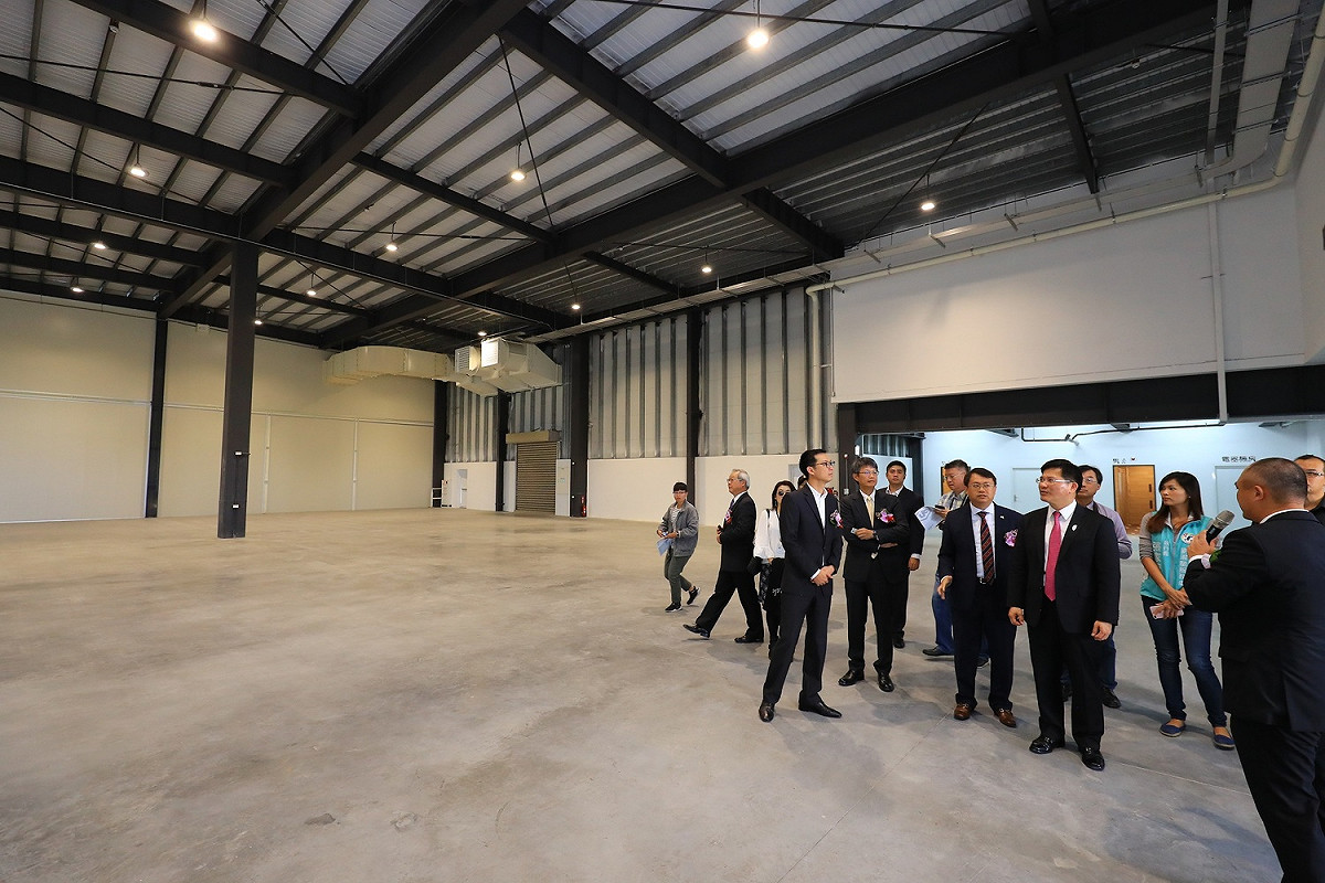 台中市長林佳龍等人參訪「物流共和國台中園區」室內空間規劃。 圖 : 台中市政府/提供