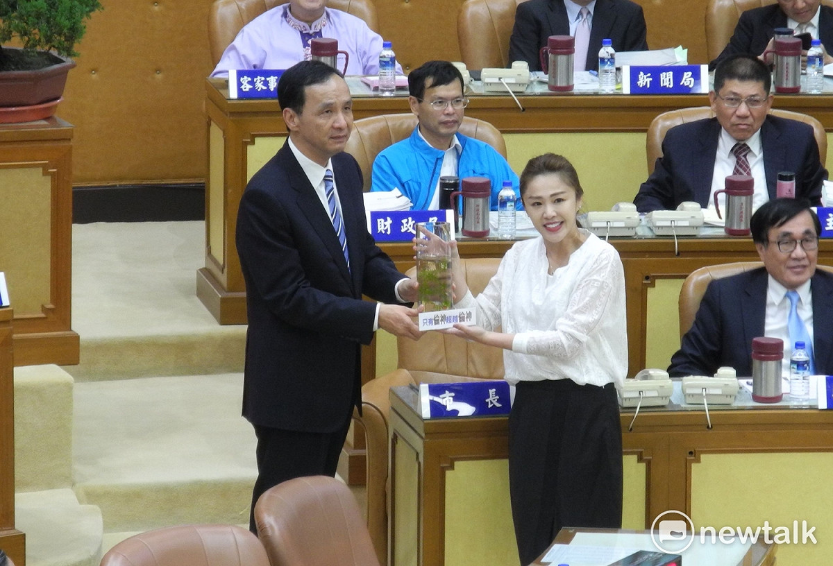 新北市議員李婉鈺質詢市長朱立倫有關遠雄集團的海山煤礦都更案偵結起訴，朱立倫重申公務員廉潔不容打折。 圖：王峻昌/攝