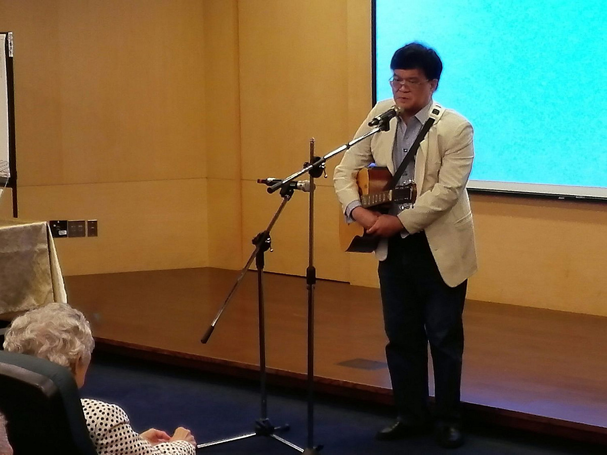 桃園市文化局舉辦《重生與愛4：桃園市人權歷史口述文集第四冊》新書發表會，前立委邱垂貞獻唱歌曲。 圖 : 桃園市政府/提供