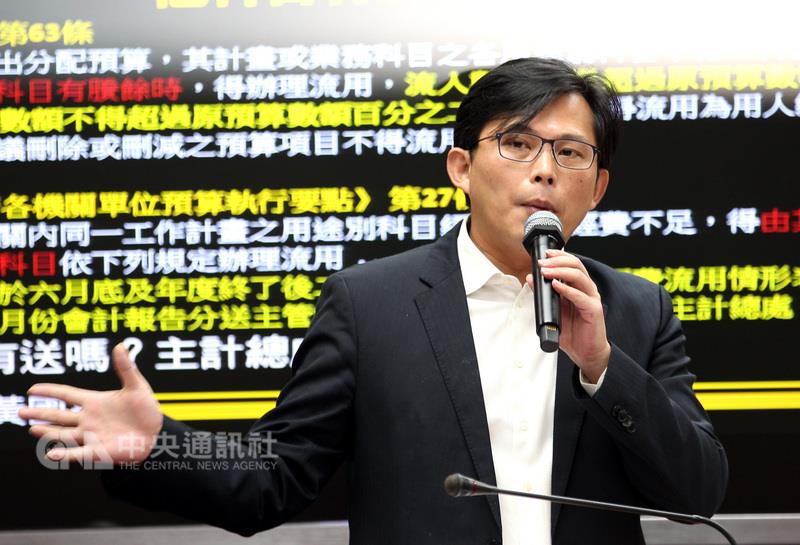 新北市第12選舉區選出的時代力量籍立法委員黃國昌罷免案連署跨越門檻，中央選舉委員會31日召開委員會議確立黃國昌罷免案成案，12月16日辦理罷免投票。 圖 : 中央社
