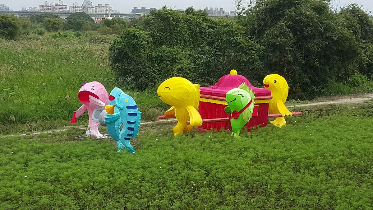 桃園花彩節除了楊梅漸層花海之外，平鎮花區接力登場，現場有超Q的裝置藝術，讓你的打卡充滿喜感！桃園花彩節上週六在楊梅登場，這週六平鎮、蘆竹、中壢及圓光寺花區也陸續出爐！平鎮花區結合地景特色 ，還有裝置藝術與水塘相伴充滿喜感，想打卡？快來桃園小旅行！ 圖：桃園市農業局/提供