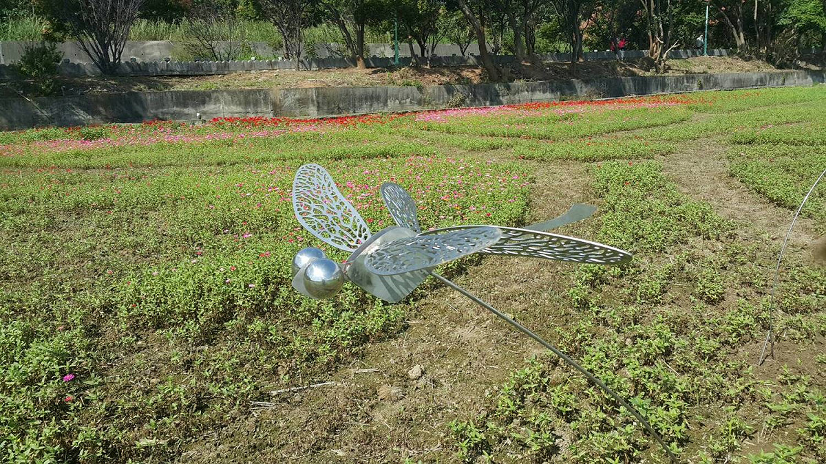 除了「喜事臨門 鯽魚娶親」之外，「繽紛夢翔」的裝置藝術，以蝴蝶娉婷及蜻蜓的飛翔，象徵櫻花步道豐富而多元的生態，想必會將成為活動場內最美麗的風景線之一。 圖：桃園市農業局/提供
