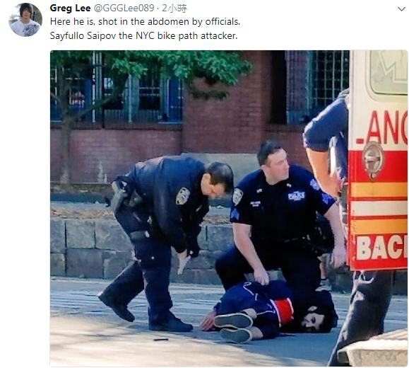 美國紐約驚傳歹徒駕車衝撞行人的恐怖攻擊事件，警方制服疑似兇嫌的中東青年賽波（躺地者）。 圖：翻攝Greg Lee推特