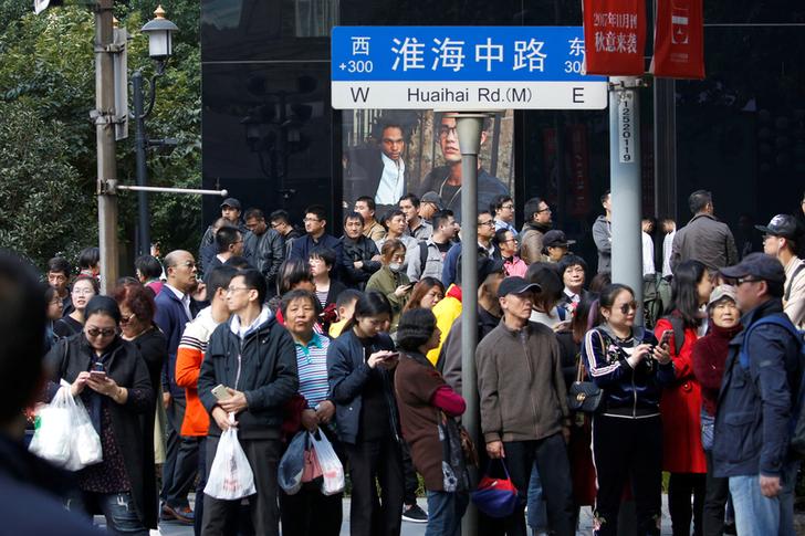 中共一大會址紀念館附近封路，路口擠滿大批民眾。 圖：達志影像/路透社