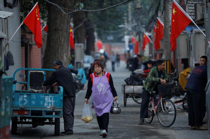 旅美中國人權活動人士劉青認為，有關侮辱國歌、國旗罪的刑法，有點像過去中國封建時期的一些類似 「大不敬」之類的法律。圖為中共十九大召開前後，北京胡同掛著的中國國旗。 圖：達志影像/路透社