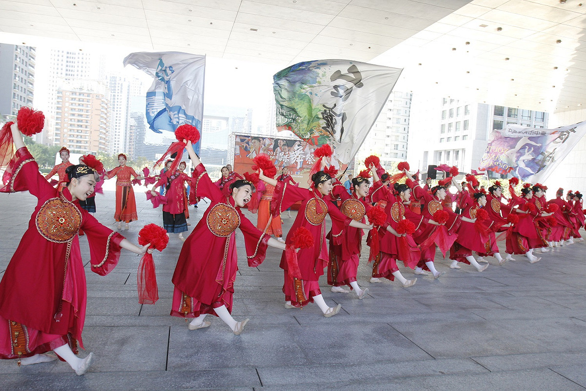 台中新社花海活動結束之後，國際踩舞祭接力登場！11月17日至19日走趟市政府前廣場及夏綠地公園周邊，日本六大知名踩舞隊表演精湛舞技，不用出國就能看見各大知名國際舞團現場演出！ 圖：台中市政府/提供