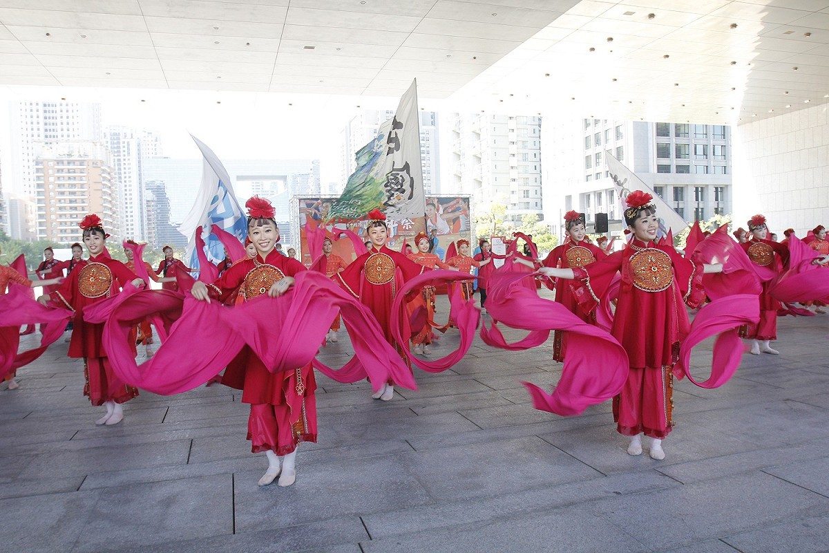踩舞祭起源自日本YOSAKOI祭典，而台中國際踩舞祭當初就是將「全民共舞」的概念引進，匯聚台灣優秀的學校團體，將編舞、口號、道具等融合在地文化，彰顯台灣歷史文化背景。 圖：台中市政府/提供