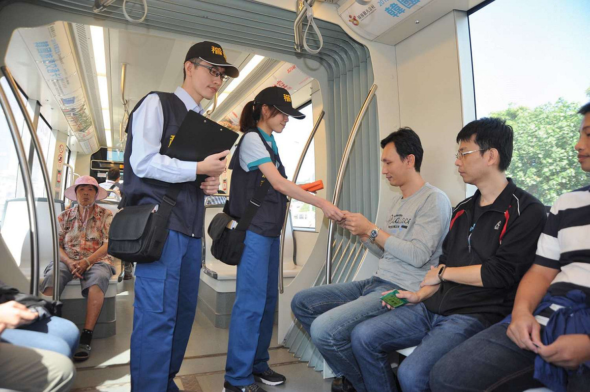票證稽查人員已完成相關受訓，今日起稽查人員上線執行稽查及驗票工作。 圖：高雄捷運/提供