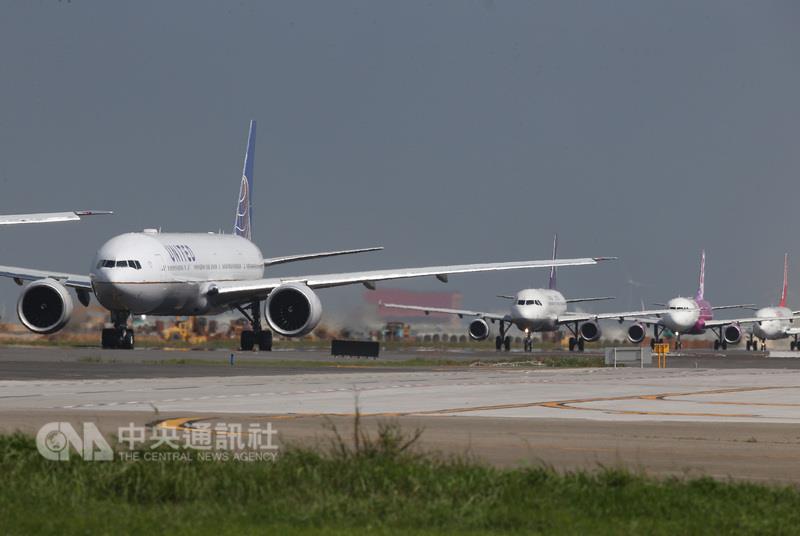 桃園國際機場1日凌晨零時起進行機場南跑道養護工程，不少班機上午在跑道上等待起飛。 圖 : 中央社