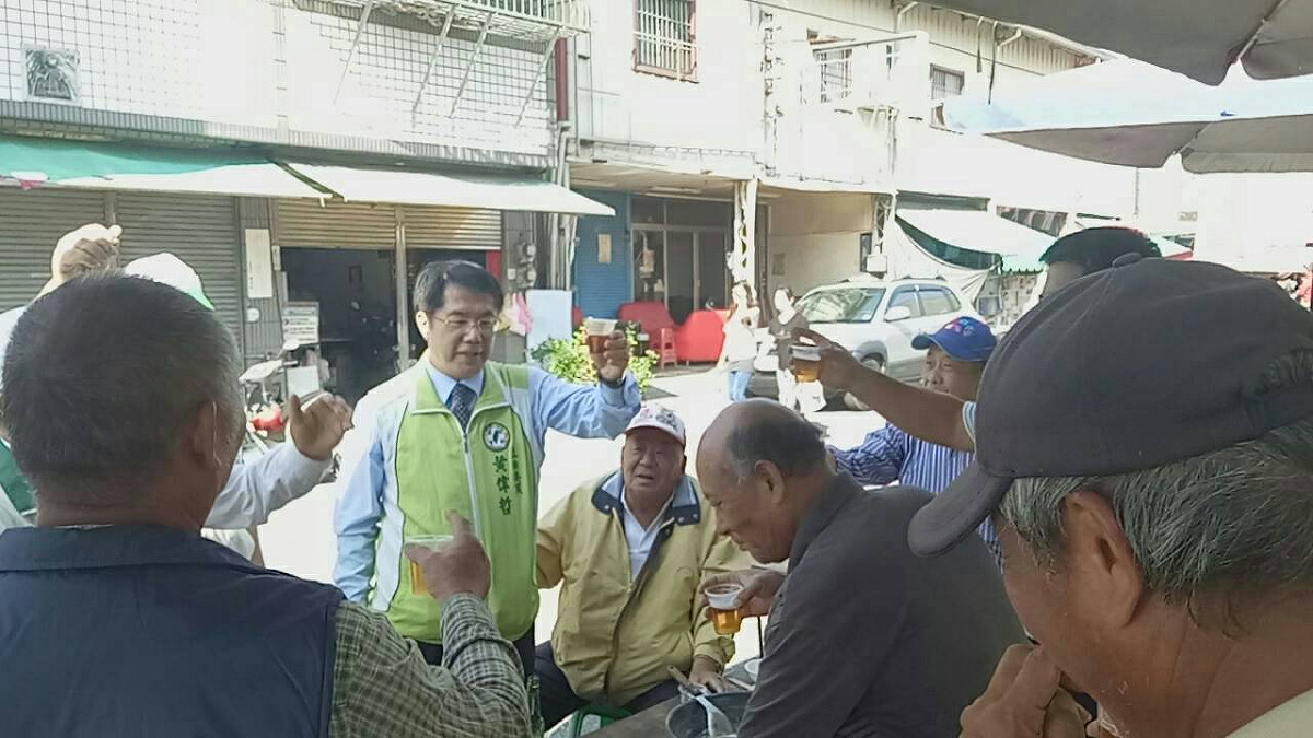黃偉哲拜票時誠摯邀請鄉親，參加4日溪北後援會成立。 圖/黃博郎攝