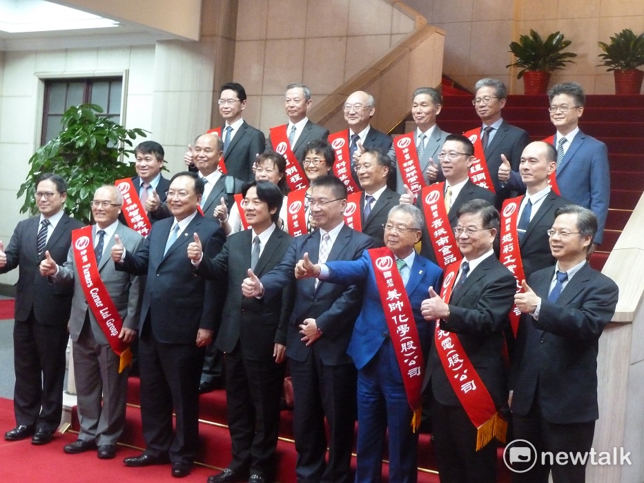 行政院長賴清德和第26屆國家磐石獎暨第19屆海外台商磐石獎得獎企業得主合影。 圖：謝莉慧/攝