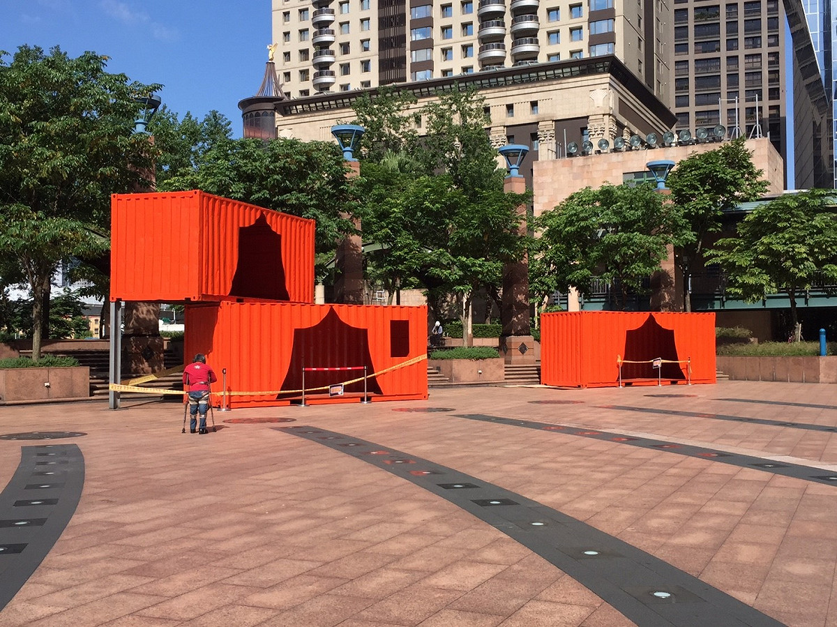 目前馬戲團貨櫃市集除形已經進駐市民廣場，倒數著新北歡樂耶誕城的到來。 圖：丘秝榕/攝