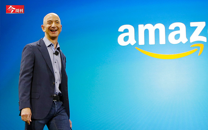 執行長貝佐斯（Jeff Bezos）一天之內，個人財富增加約3千1百多億元新台幣（103億美元），根據《富比世》的計算，貝佐斯以931億美元的淨值，超越第二名比爾蓋茲（Bill Gates）的900億美元，再次坐上世界首富寶座。 圖：今週刊/提供
