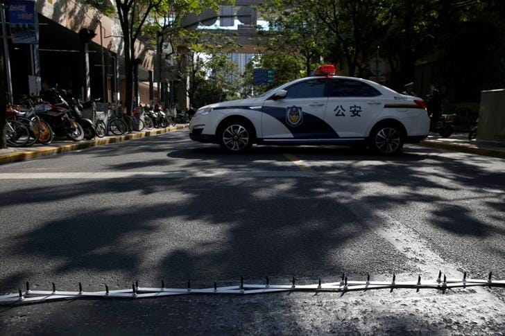 最高領導人習近平前往上海中共一大會址紀念館，當地公安以警車將附近道路封鎖，確保維安。 圖：達志影像/路透社