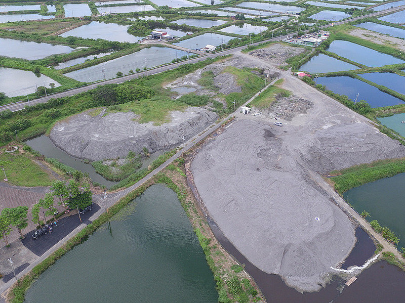 去年5月台南映誠公司因倒棄焚化爐底渣在市內多處魚塭而遭檢舉。 圖 : 台南地檢署/提供