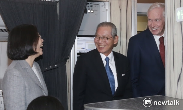 總統專機出訪10/28日抵達夏威夷後，駐美代表高碩泰（中）與AIT主席莫健（右）登機歡迎。 圖/林雙和攝